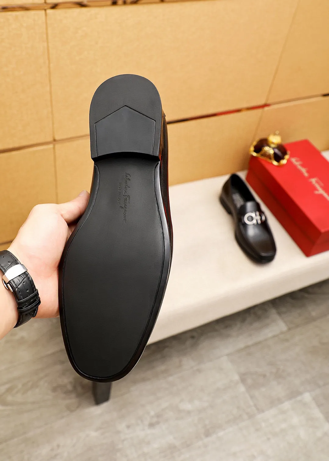 Men's shoes 💰460 💐 Product trademark: Ferragamo "Ferragamo" casual leather shoes Regular size: 38-44 (45.46🉑️customized) Product materials: Selected imported first-layer calfskin upper + luxury hardware buckle, imported water-dyed cowhide leather lining. Strong three-dimensional visual effect, original rubber outsole Color: 1⃣️color optional